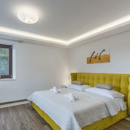 Villa Lv *